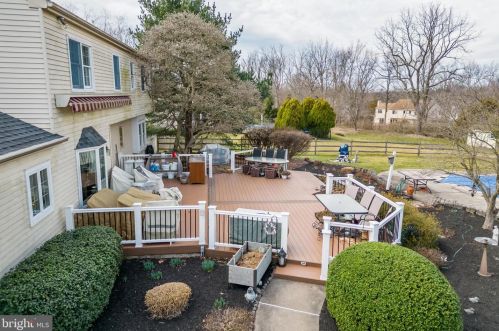 1209 Knollbrook Dr, Lansdale PA 19446-5117 exterior