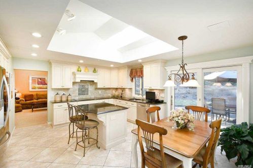 108 Stonehurst Ln, Huntington Station NY 11746-7930 exterior