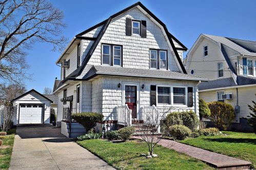 229 Sherman St, Lynbrook, NY 11563-1440