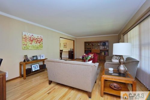 18 Hamilton Dr, East Brunswick NJ  08816-2709 exterior