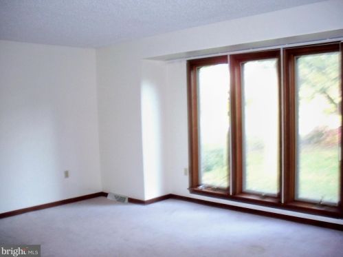 18 Crossley Dr, Dover, DE 19901-5802