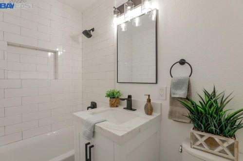 7865 Tamarack Dr, Pleasanton CA  94568-1549 exterior