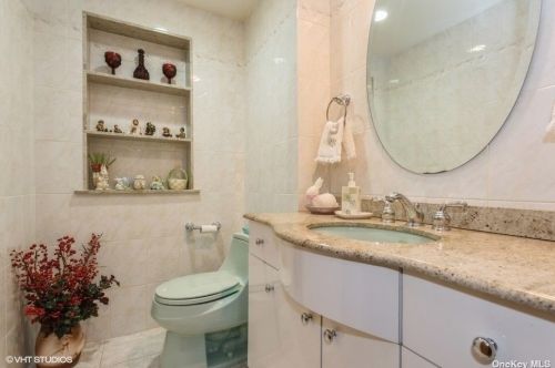 76 Shelbourne Ln, New Hyde Park NY  11040-1044 exterior