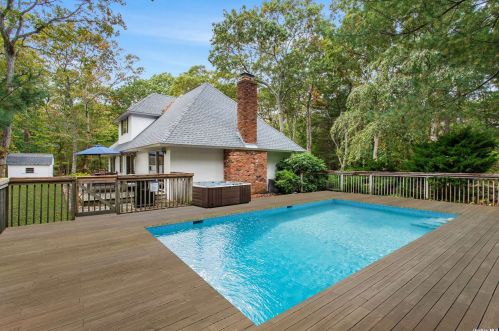 5 Skyes Neck Ct, East Quogue NY  11942-4436 exterior