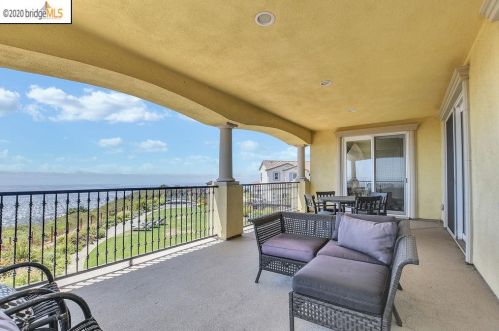 13445 Campus Dr, Oakland CA  94619-3711 exterior