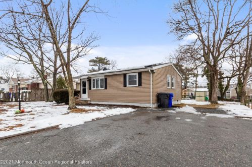 305 Heritage Dr, Bricktown, NJ 08723-6011