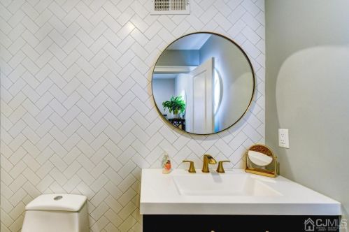 5 Fort Ave, Pelican Island NJ  08751-1512 exterior