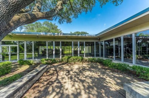 2750 Grove Hill Rd, Dallas, TX 75227-1301