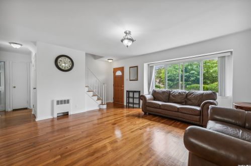 297 Bixley Heath, Lynbrook, NY 11563-3159