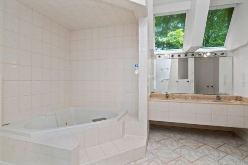 15 Sky Line Dr, Bridgeport CT  06612-1057 exterior