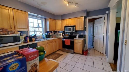 2 Sunset Ave, Waterbury, CT 06708-1008