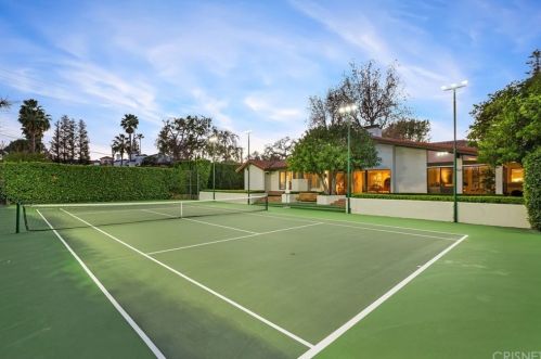 5242 Amestoy Ave, Van Nuys CA 91406-2112 exterior