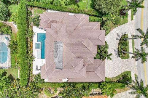 569 Neapolitan Way, Naples FL 34103-8568 exterior