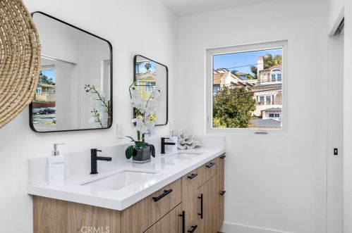 705 Juanita Ave, Redondo Beach CA  90277-2227 exterior
