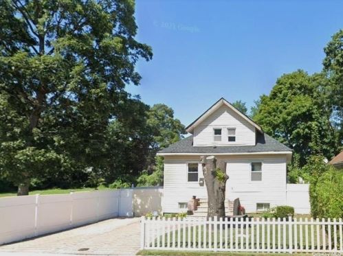 98 Coolidge Ave, Amityville, NY 11701-2476
