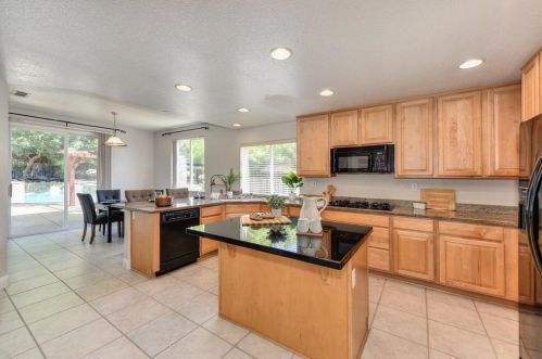 648 Henry St, Folsom CA  95630-7737 exterior