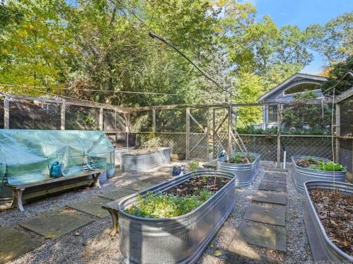 10 Pink Cloud Ct, Norwalk CT  06851-3310 exterior