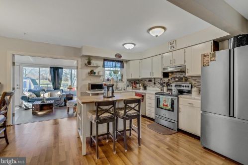 527 Spring Hill Dr, Harleysville PA  19438-2242 exterior