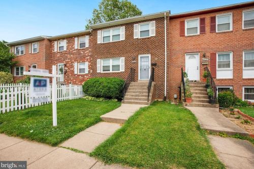 233 Meadows Ln, Leesburg, VA 20176-4449