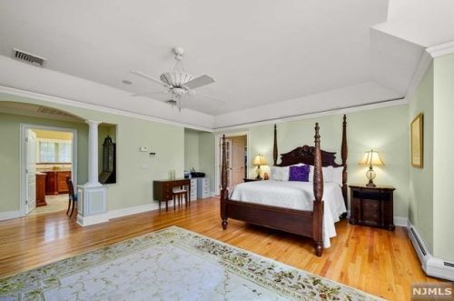 30 Oak Dr, Upper Saddle River NJ  07458-2132 exterior