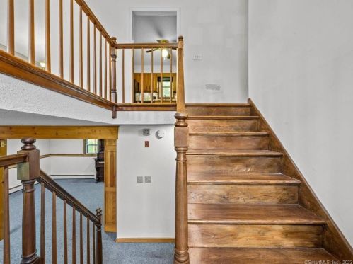 7 Lena Dr, Uncasville CT  06382-1405 exterior