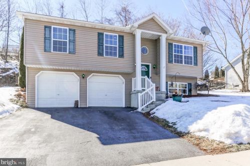 49 Sweet Arrow Dr, Hummelstown, PA 17036-2721