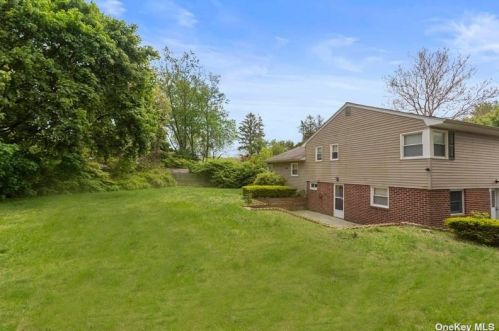 8 Cherokee Ct, Huntington Station, NY 11746-2019