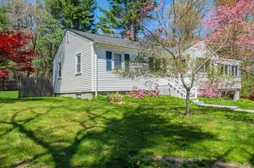23 Cleveland St, Norfolk, MA 02056-1040