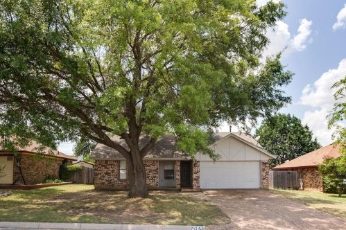 712 Nicole Dr, Burleson, TX 76028-5270