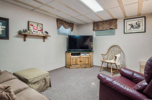 18 Surrey Rd, New Hyde Park NY  11040-2036 exterior