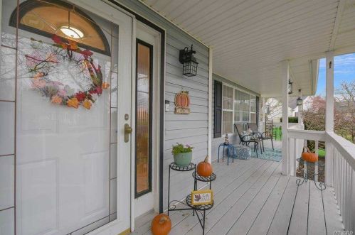 294 Baywood Dr, Baiting Hollow, NY 11933-9642