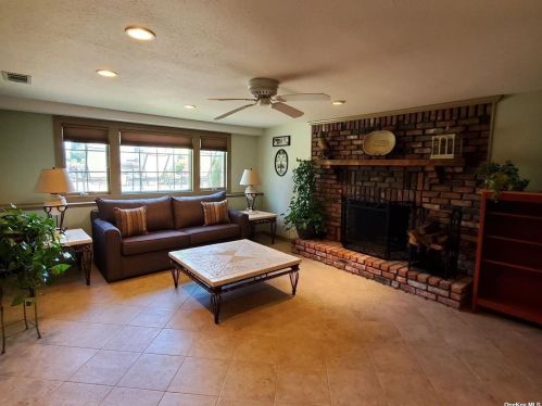 512 Avon Pl, West Islip NY  11795-4702 exterior