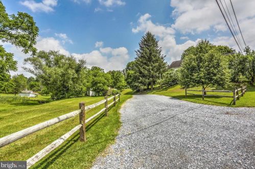 210 Hoernerstown Rd, Hummelstown PA  17036-9503 exterior