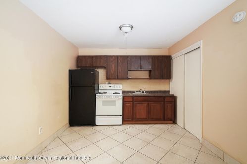 250 Hancock Ave, Pelican Island NJ  08751-2043 exterior