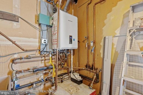 10 Lowell Ct, Bricktown NJ  08724-2423 exterior