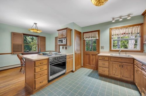 61 Cow Path Dr, Stamford CT  06902-1016 exterior