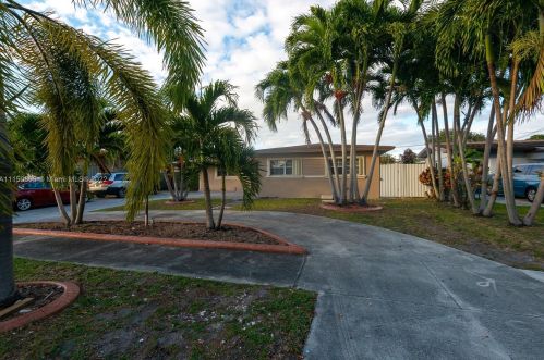 6265 111th Ter, Hialeah FL  33012-2354 exterior