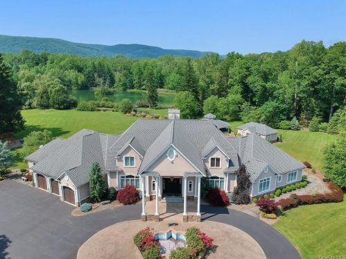 6 Cobblestone Farm Ct, Airmont, NY 10901-3239
