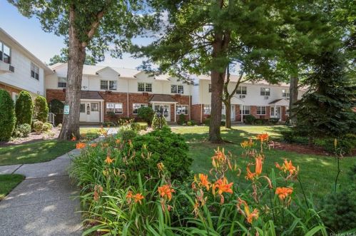 172 Parkside Dr, Airmont, NY 10901-7803