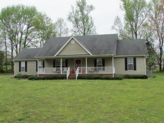 6 Creekside Dr, Fayetteville, TN 37334-7281