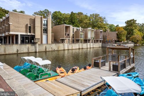 2314 Horseferry Ct, Herndon VA  20191-2718 exterior