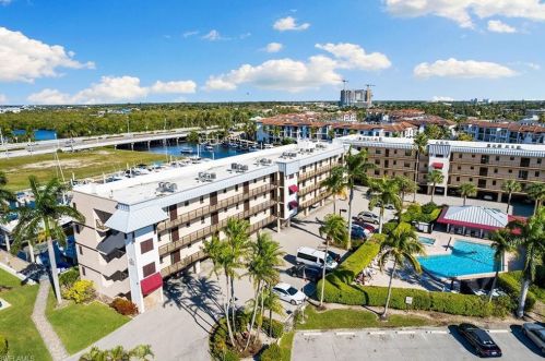 803 River Point Dr, Naples FL 34102-3465 exterior