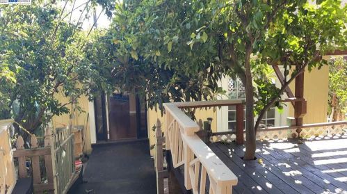 9001 Burr St, Oakland, CA 94605-4307