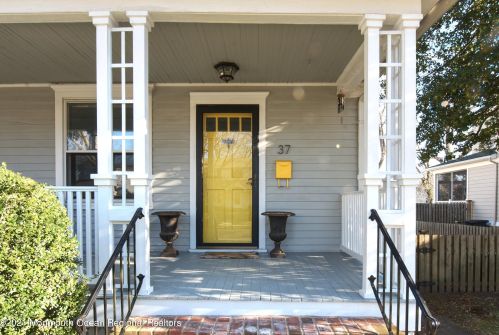 37 Bergen Pl, Tinton Falls, NJ 07701-2221
