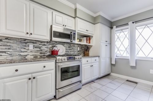 6 Dorado Dr, Morristown NJ  07960-9400 exterior