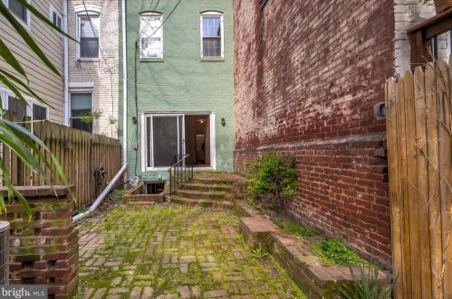 109 7 St, Washington DC  20003-1212 exterior