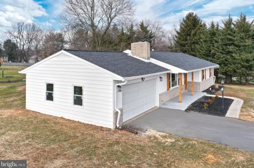 19 Locust Cir, Navy Sup Dpt PA  17050-3192 exterior