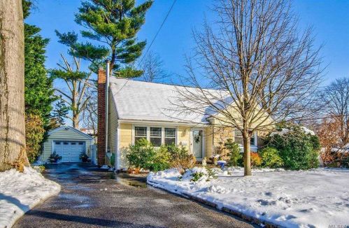 310 Ivy Ave, Westbury, NY 11590-1916