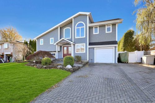 158 Franklin Rd, Oakdale, NY 11769-2225