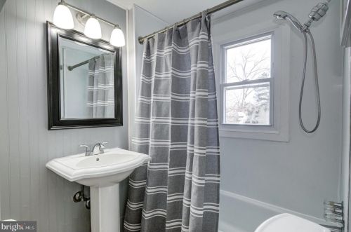 3143 Annandale Rd, Falls Church VA  22042-4243 exterior